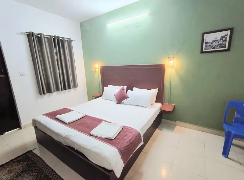 Double bed with fresh linen in the Goa accommodation