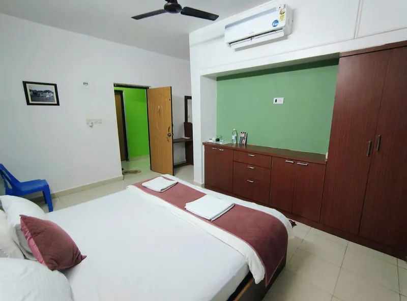 Bedroom storage, ceiling fan and air-conditioning unit