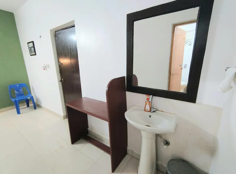 Washbasin, mirror and desk in the accommodation