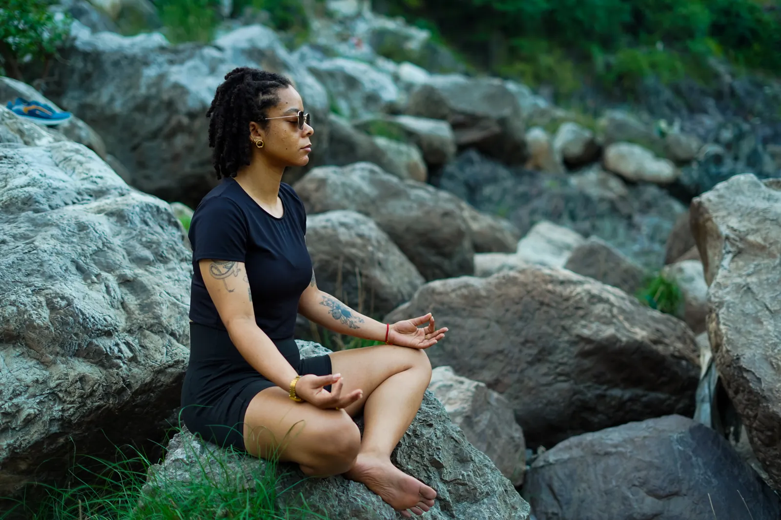 Meditación entre las rocas en Rishikesh