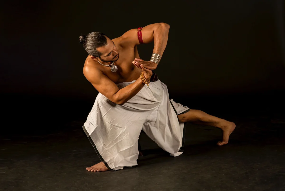 Suresh Singh, anfitrión del retiro, en una postura de danza